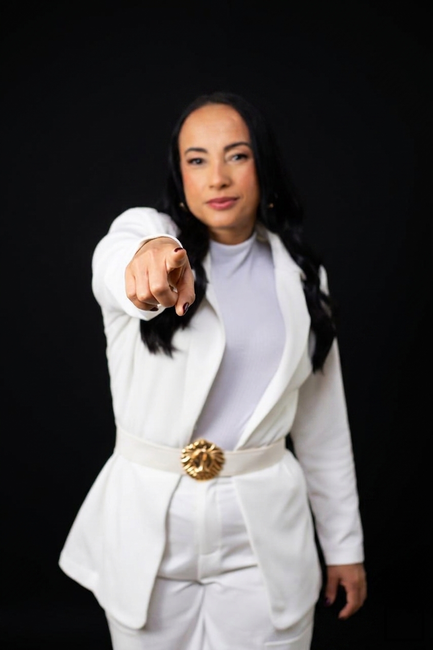 Dra. Juselia Batista atendendo cliente